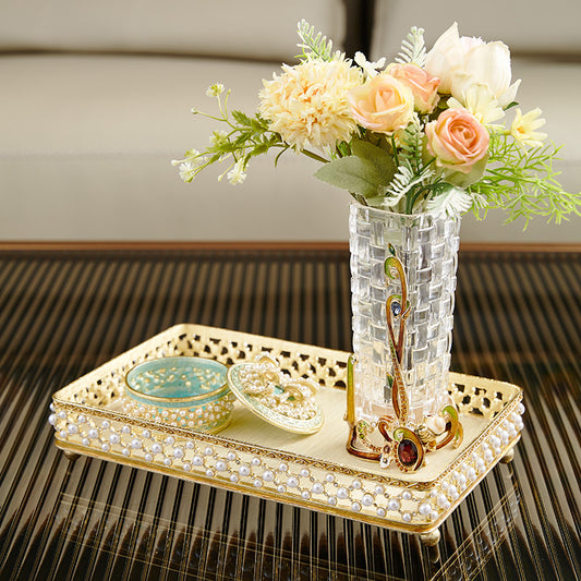 صينية مستطيلة مزخرفة بنقوش لؤلؤية بلون الشمبانيا