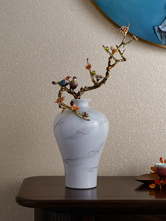 مزهرية من الرخام الأبيض على شكل طائر مغرد