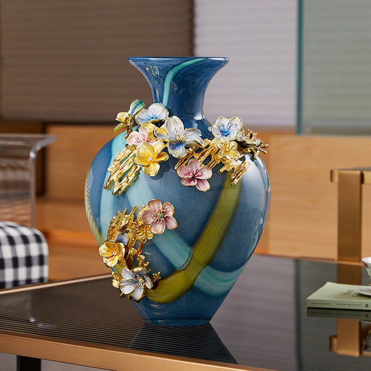 مزهرية فنية من تصميم "حدائق أزور" بعنوان "إلهام المروج"