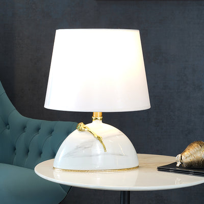 مصباح طاولة "بتلة" من الرخام والذهب