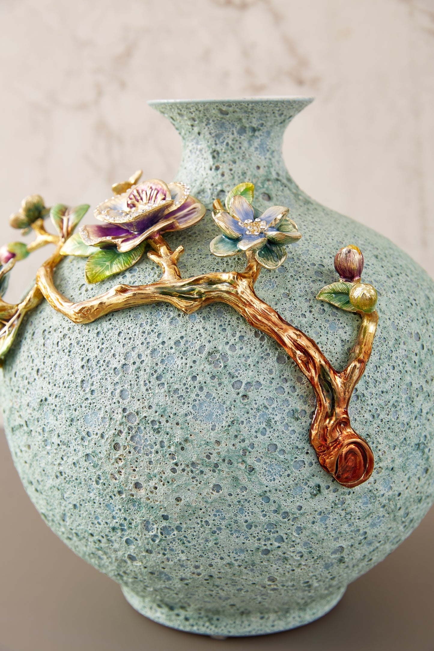 مزهرية مطلية بالذهب ومزينة بطحالب خضراء