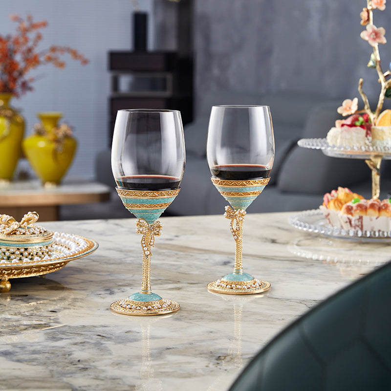 كؤوس نبيذ من اللؤلؤ الأزرق المهيب