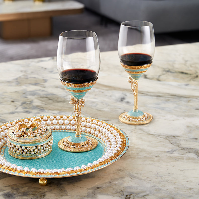 كؤوس نبيذ من اللؤلؤ الأزرق المهيب