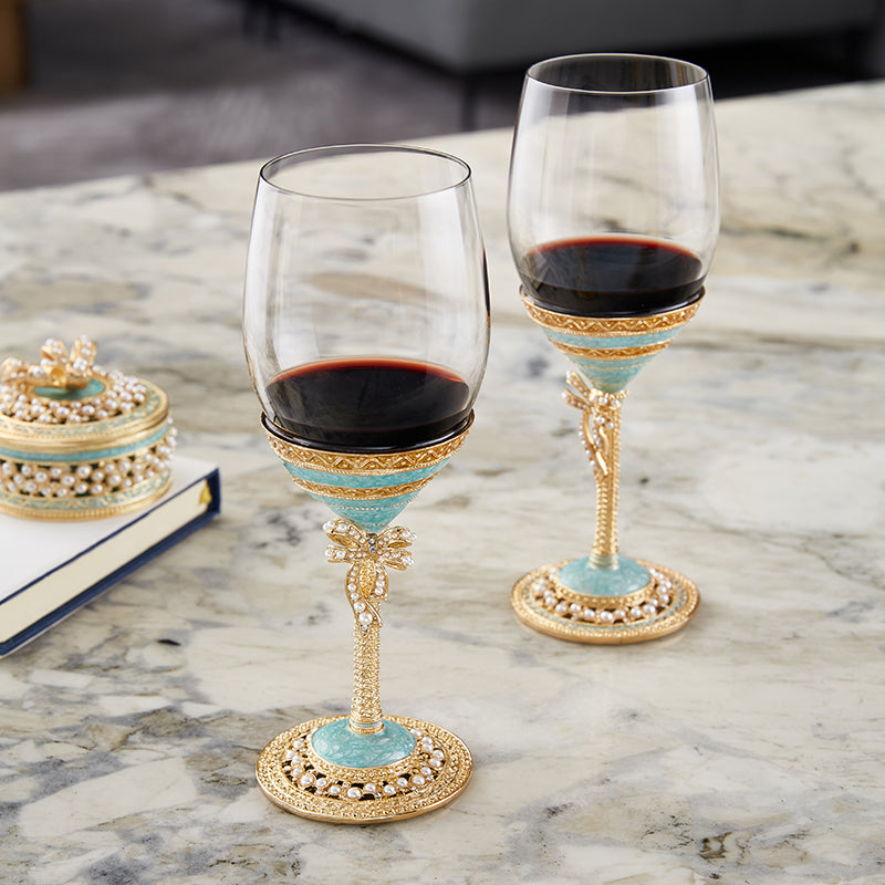 كؤوس نبيذ من اللؤلؤ الأزرق المهيب
