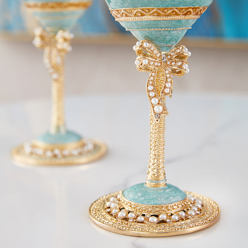 كؤوس نبيذ من اللؤلؤ الأزرق المهيب