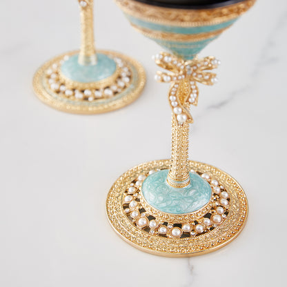 كؤوس نبيذ من اللؤلؤ الأزرق المهيب