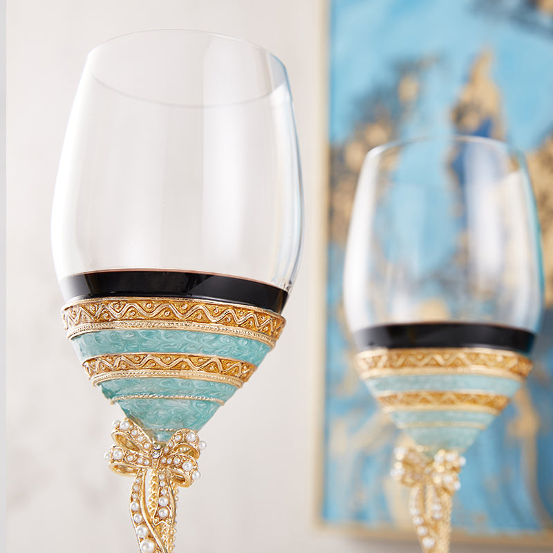 كؤوس نبيذ من اللؤلؤ الأزرق المهيب