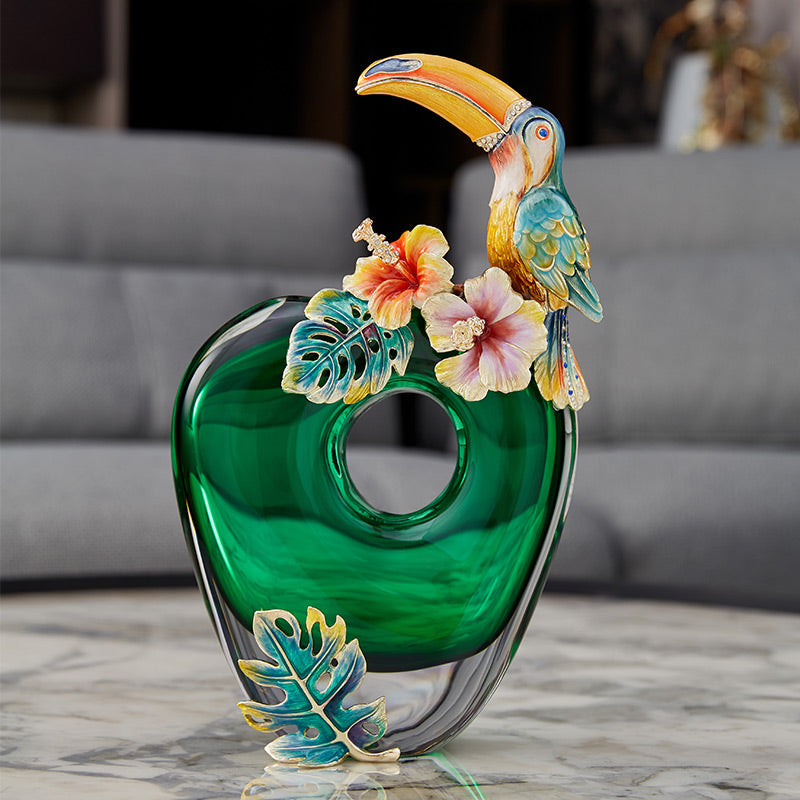 مزهرية زجاجية من الزمرد الإمبراطوري على شكل طائر الطوقان