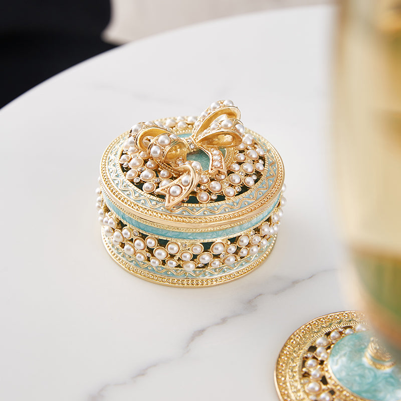 صندوق مجوهرات من اللؤلؤ على شكل فيونكة زرقاء