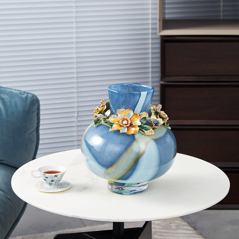 مزهرية فنية من تصميم "أزور ميست" بعنوان "نرجس مرصع بالجواهر"