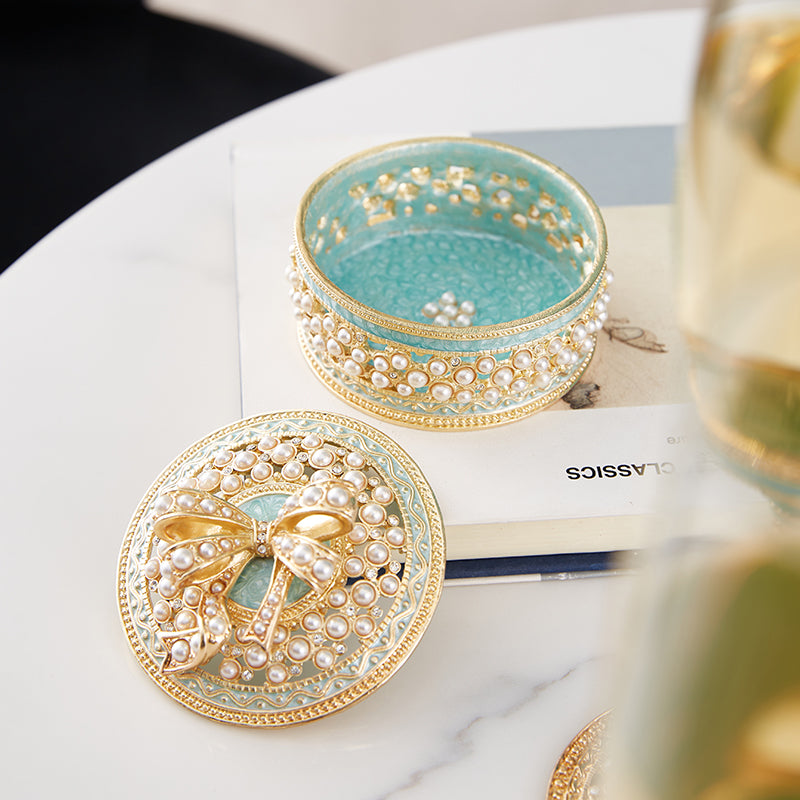 صندوق مجوهرات من اللؤلؤ على شكل فيونكة زرقاء