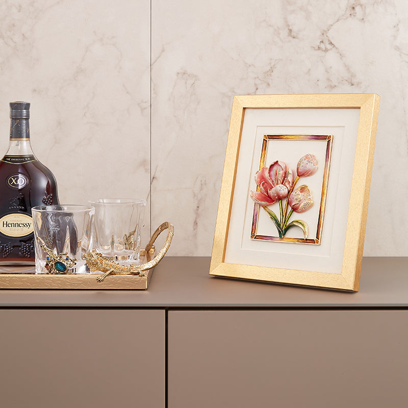 إطار ملكي بلون زهرة التوليب المتوردة