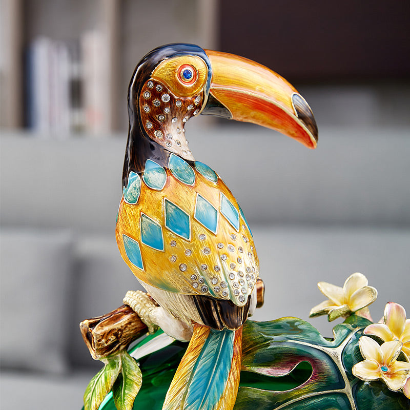 مزهرية زجاجية من الزمرد الإمبراطوري على شكل طائر الطوقان