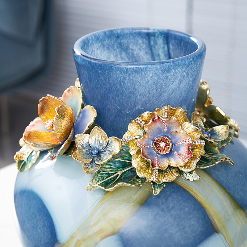 مزهرية فنية من تصميم "أزور ميست" بعنوان "نرجس مرصع بالجواهر"