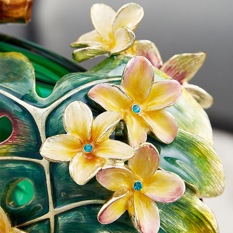 مزهرية زجاجية من الزمرد الإمبراطوري على شكل طائر الطوقان