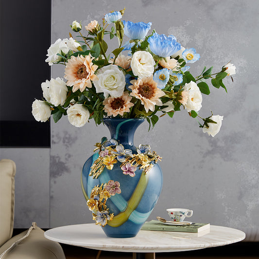 مزهرية فنية من تصميم "حدائق أزور" بعنوان "إلهام المروج"