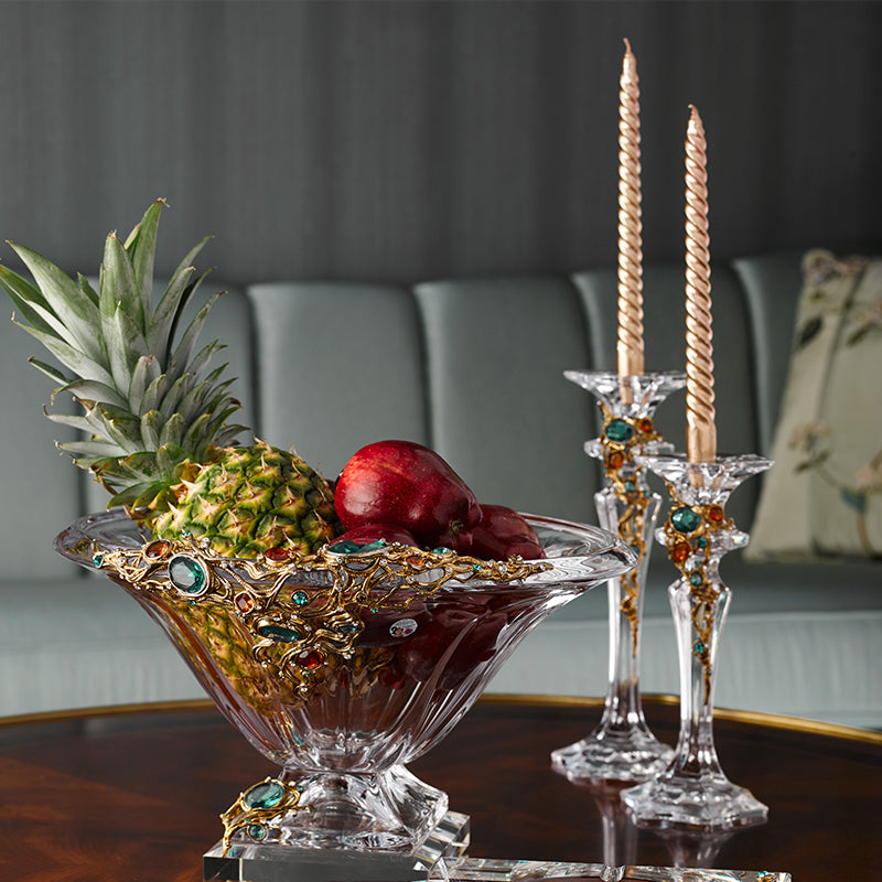 برج كريستالي مرصع بالجواهر باللونين الأزرق والعنبري