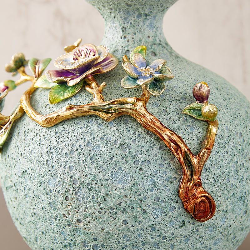 مزهرية مطلية بالذهب ومزينة بطحالب خضراء