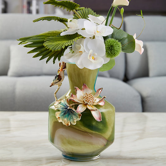 مزهرية فنية من مجموعة "الضباب الأخضر" بعنوان "زهرة اللوتس والرفراف".