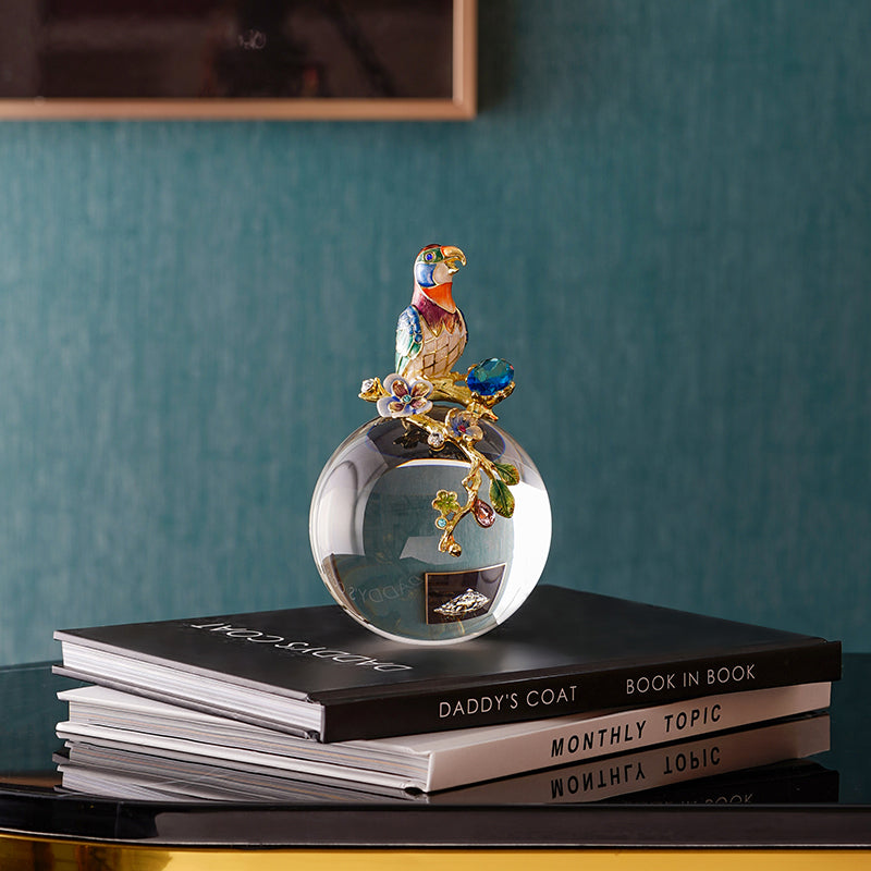ببغاء على كرة كريستالية مع غصن مزهر - منحوتة زخرفية مصنوعة يدوياً