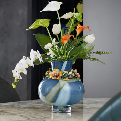 مزهرية فنية من تصميم "أزور ميست" بعنوان "نرجس مرصع بالجواهر"