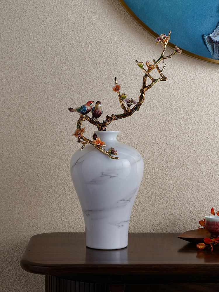 مزهرية من الرخام الأبيض على شكل طائر مغرد