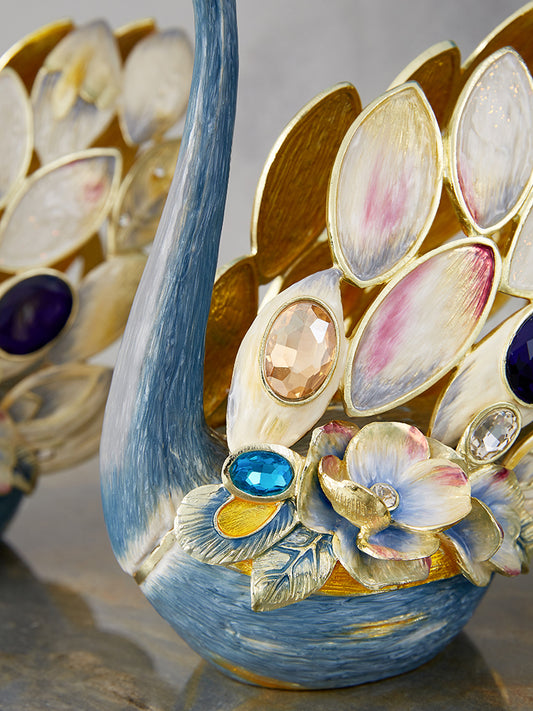 بجعة زرقاء سماوية مرصعة بالجواهر