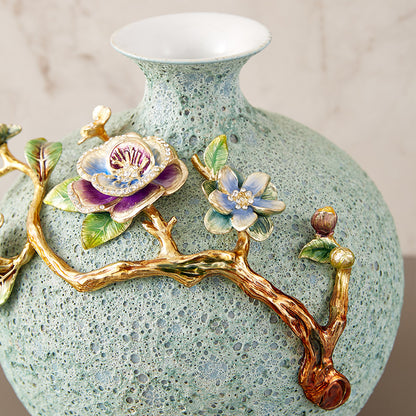 مزهرية مطلية بالذهب ومزينة بطحالب خضراء