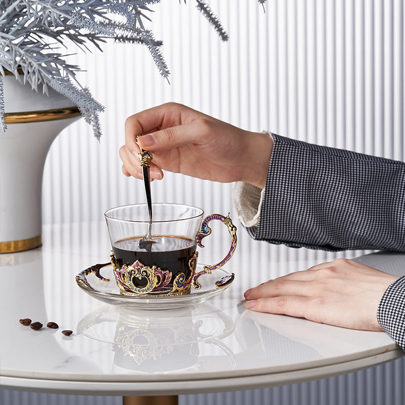 فنجان وصحن من الزجاج المطلي بالمينا على الطراز الباروكي الإمبراطوري