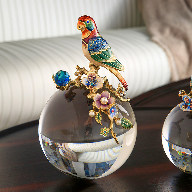 ببغاء على كرة كريستالية مع غصن مزهر - منحوتة زخرفية مصنوعة يدوياً