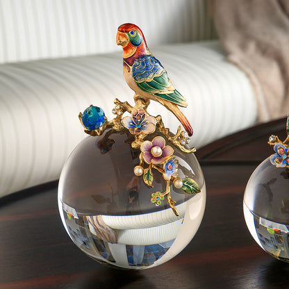 ببغاء على كرة كريستالية مع غصن مزهر - منحوتة زخرفية مصنوعة يدوياً