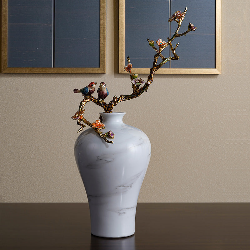 مزهرية من الرخام الأبيض على شكل طائر مغرد