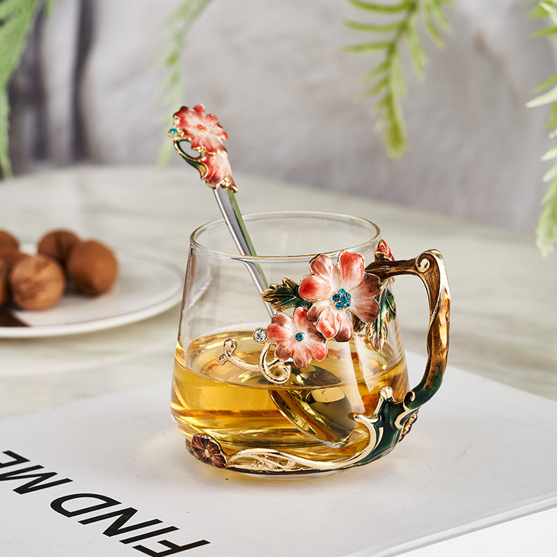 كوب زجاجي مطلي بالمينا بنقشة زهور برية