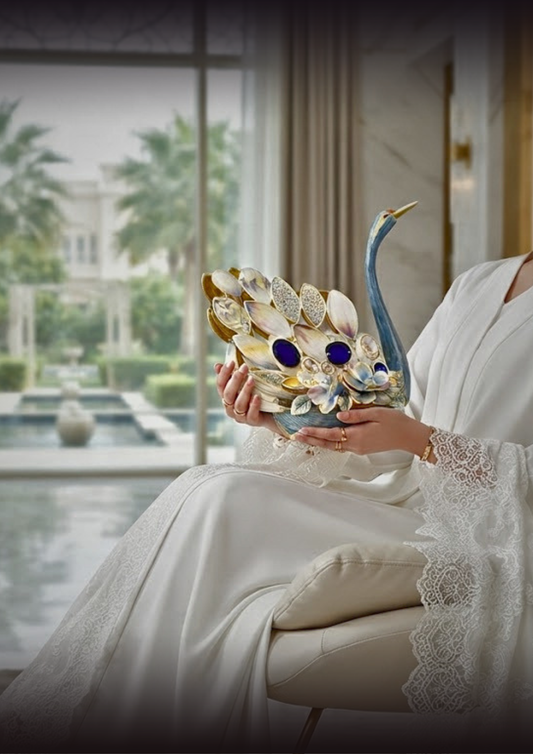 بجعة زرقاء سماوية مرصعة بالجواهر