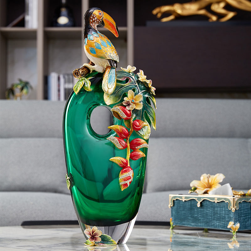 مزهرية زجاجية من الزمرد الإمبراطوري على شكل طائر الطوقان