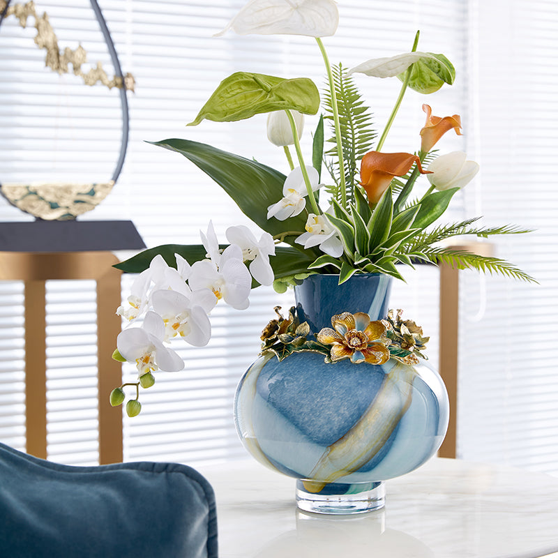 مزهرية فنية من تصميم "أزور ميست" بعنوان "نرجس مرصع بالجواهر"