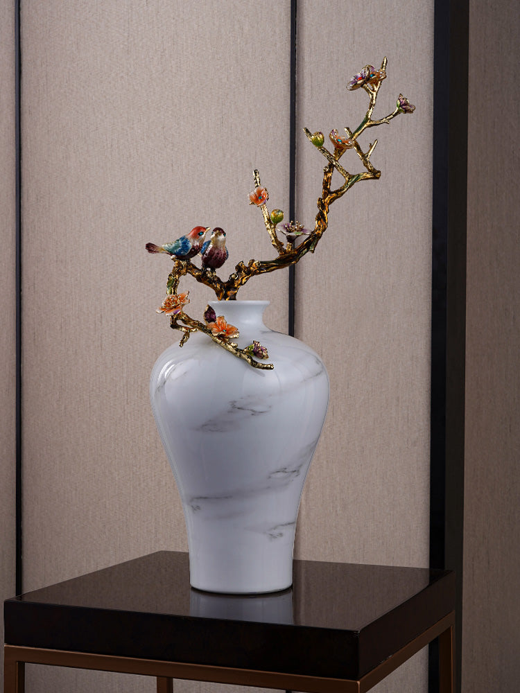 مزهرية من الرخام الأبيض على شكل طائر مغرد