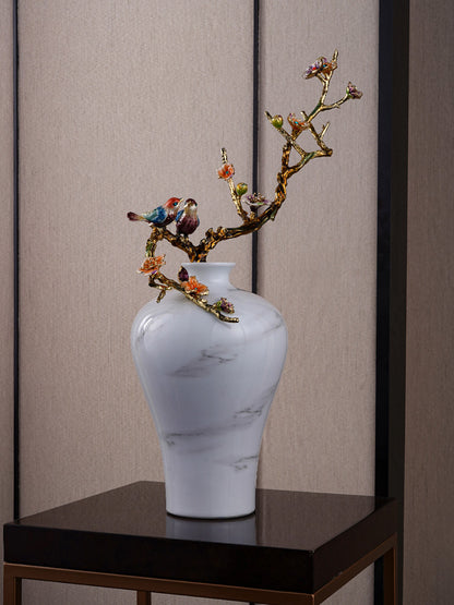 مزهرية من الرخام الأبيض على شكل طائر مغرد