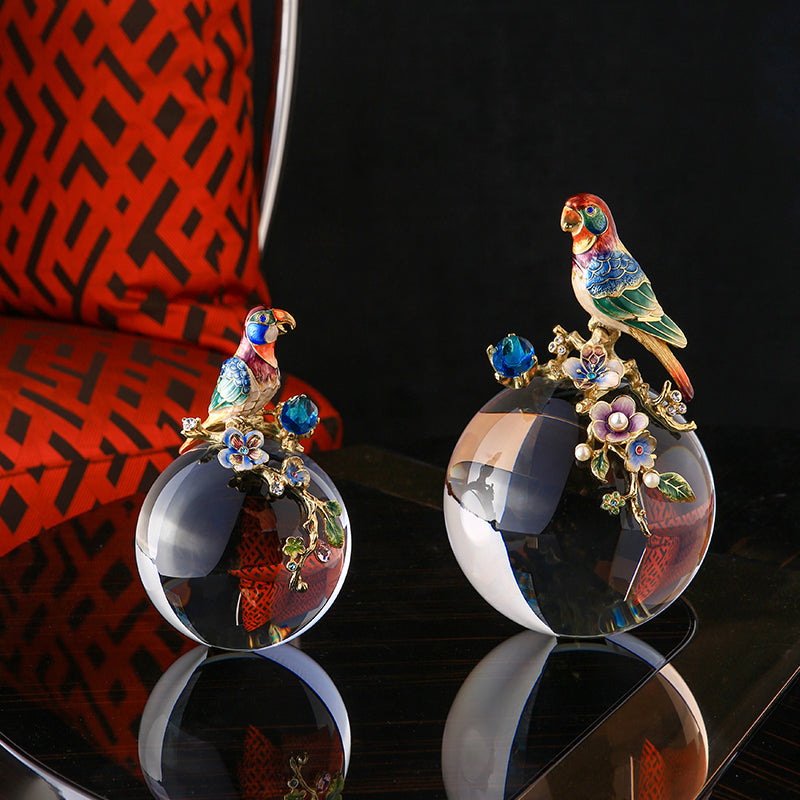 ببغاء على كرة كريستالية مع غصن مزهر - منحوتة زخرفية مصنوعة يدوياً