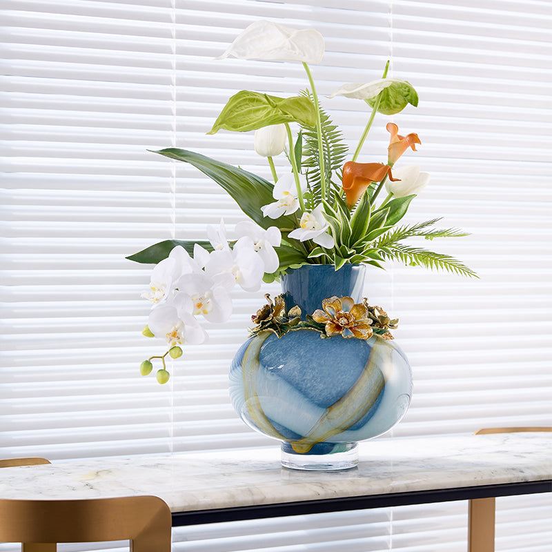 مزهرية فنية من تصميم "أزور ميست" بعنوان "نرجس مرصع بالجواهر"