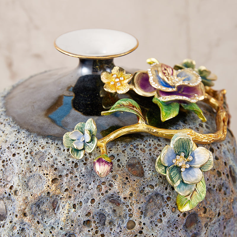 كرة ذهبية من حمم منتصف الليل