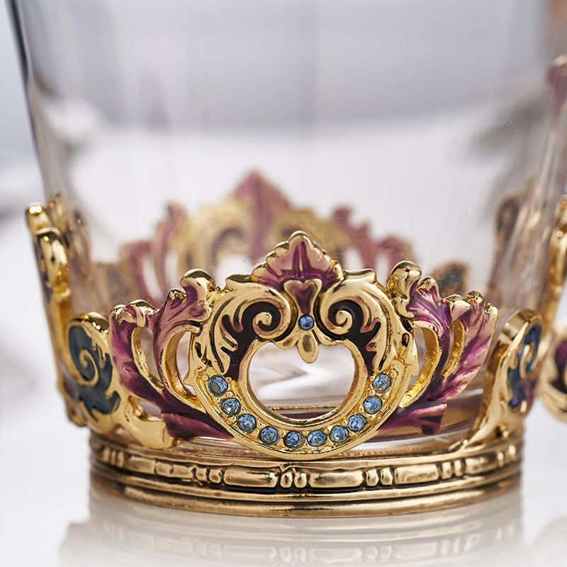 فنجان وصحن من الزجاج المطلي بالمينا على الطراز الباروكي الإمبراطوري