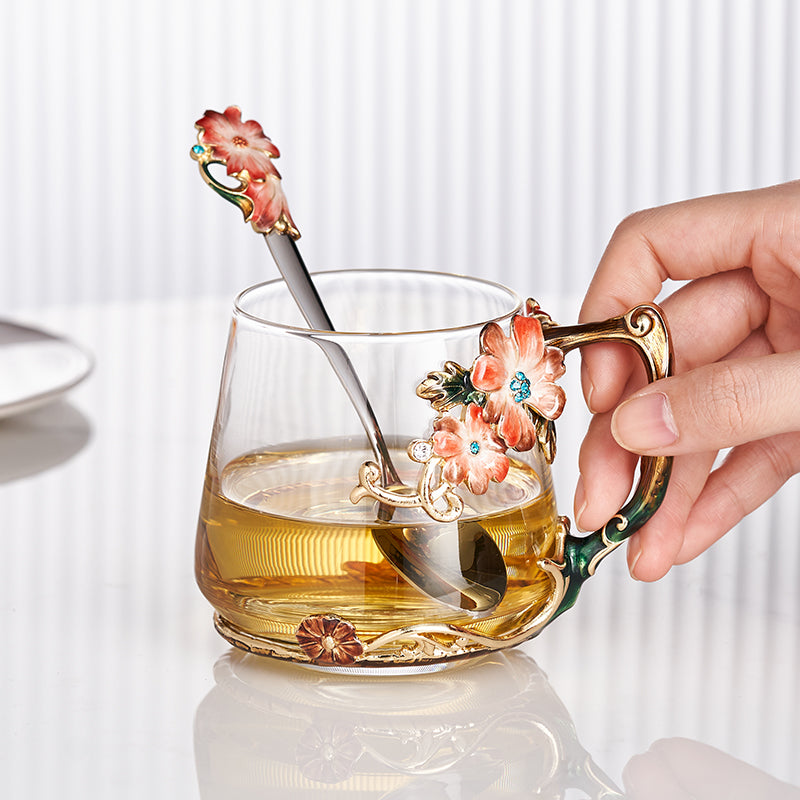 كوب زجاجي مطلي بالمينا بنقشة زهور برية