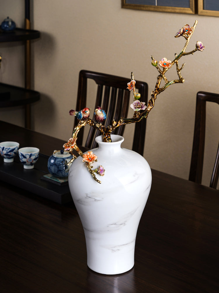 مزهرية من الرخام الأبيض على شكل طائر مغرد