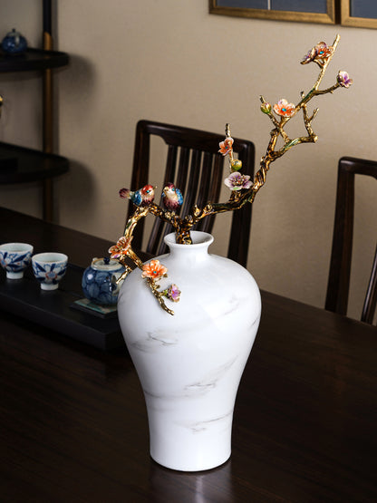 مزهرية من الرخام الأبيض على شكل طائر مغرد