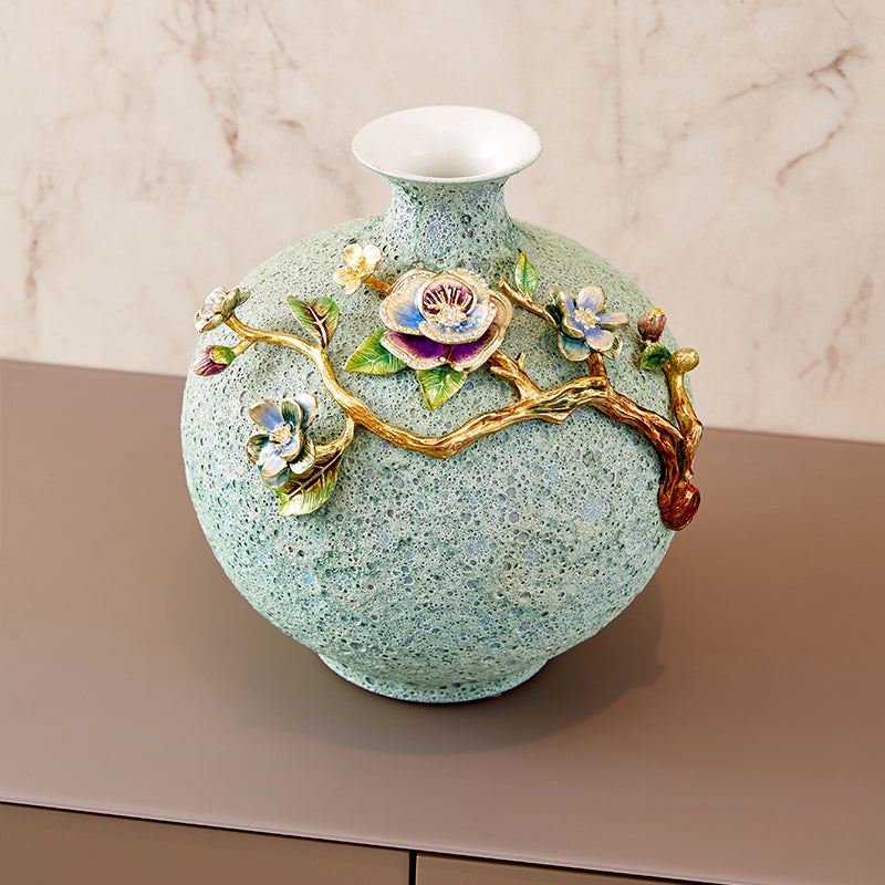 مزهرية مطلية بالذهب ومزينة بطحالب خضراء