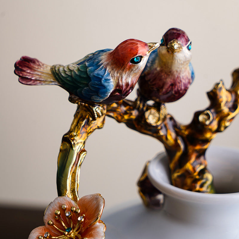 مزهرية من الرخام الأبيض على شكل طائر مغرد