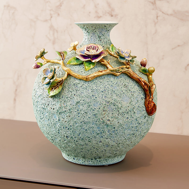 مزهرية مطلية بالذهب ومزينة بطحالب خضراء