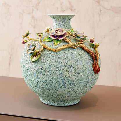 مزهرية مطلية بالذهب ومزينة بطحالب خضراء