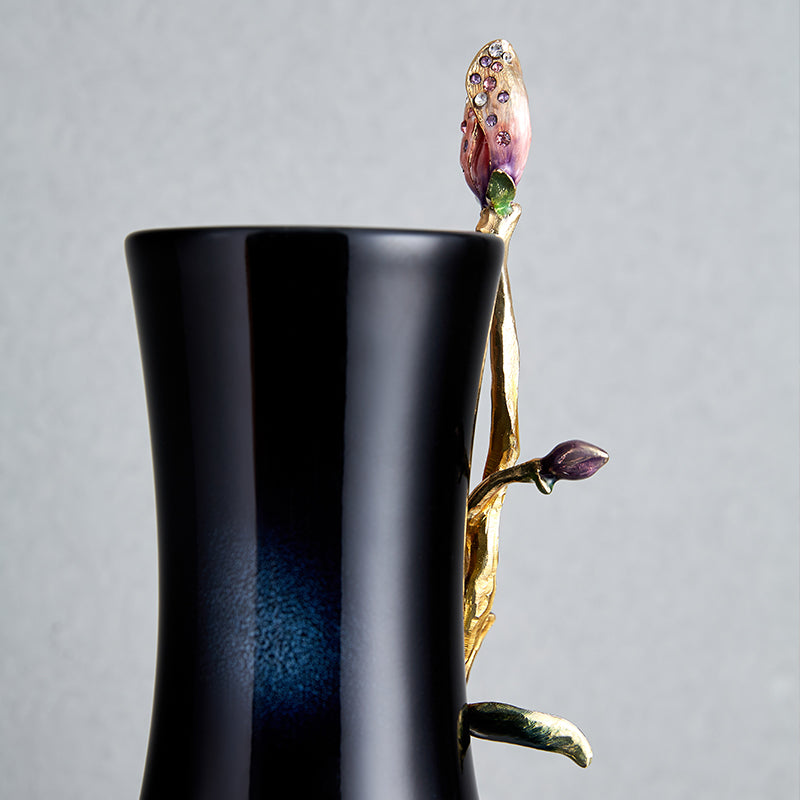 مزهرية فنية بلون أزرق منتصف الليل "زهرة اللوتس القرمزية"